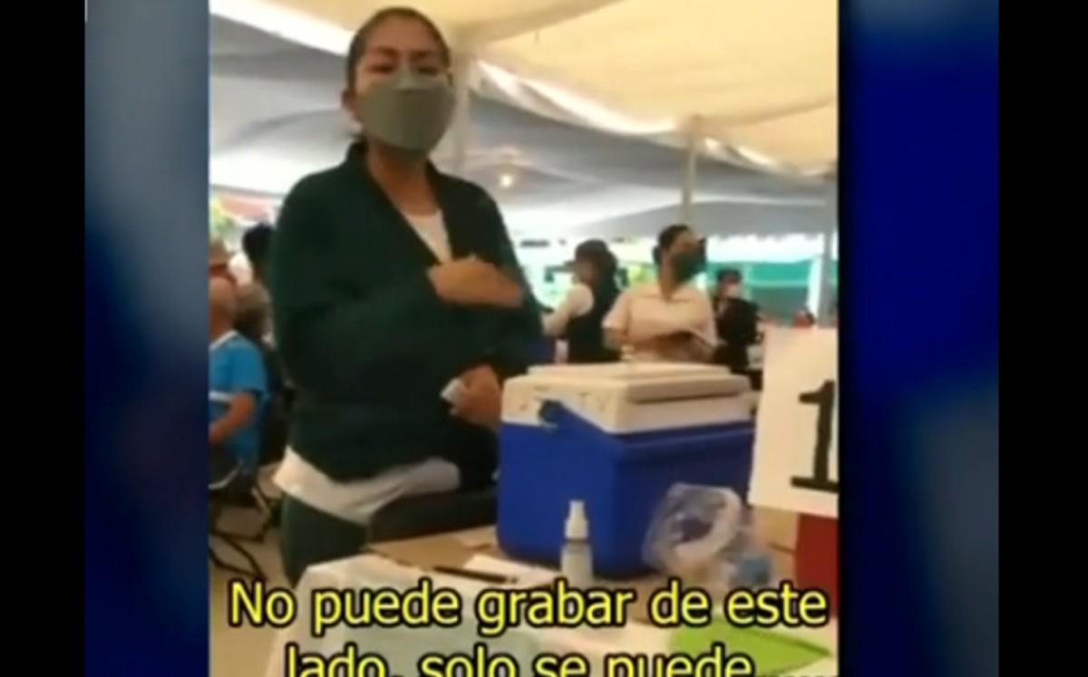 “No se puede grabar de este lado”: Enfermera prohíbe grabar en módulo de vacunación anticovid