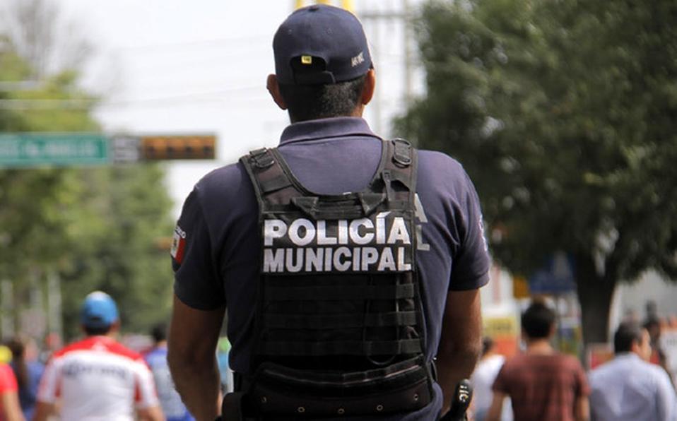 Mujer asalta un banco; amenazó a un cajero con una nota 