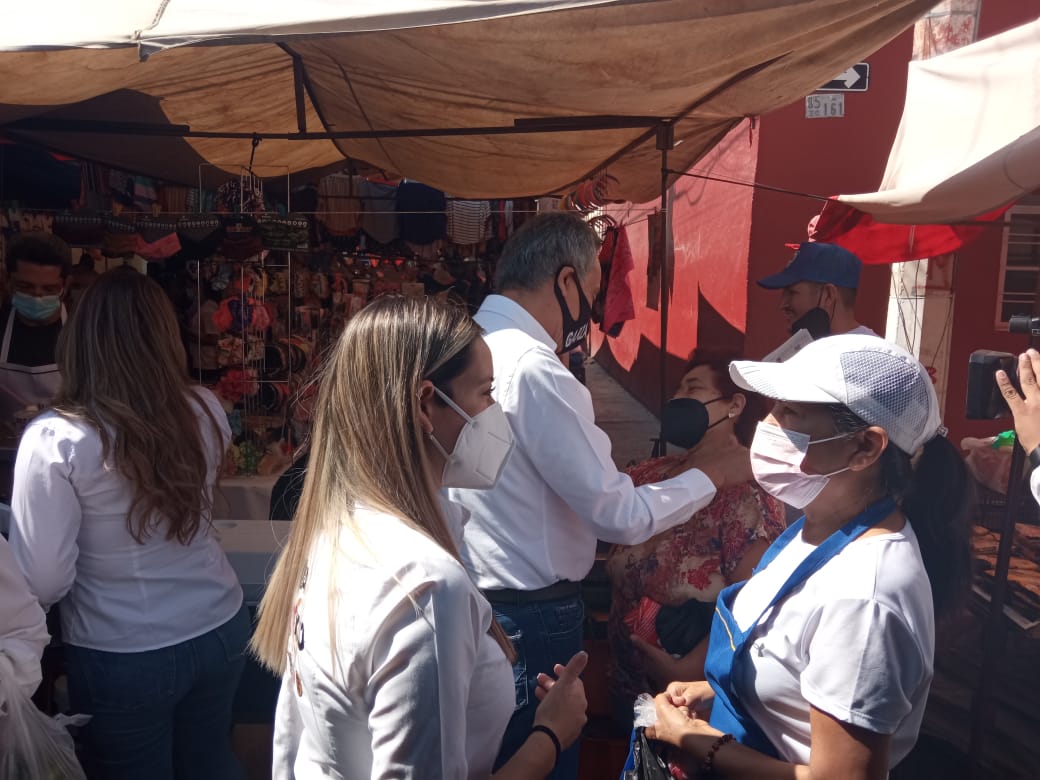 Fernando Garza promete seguridad y limpieza a tiangueros de San Bernardo
