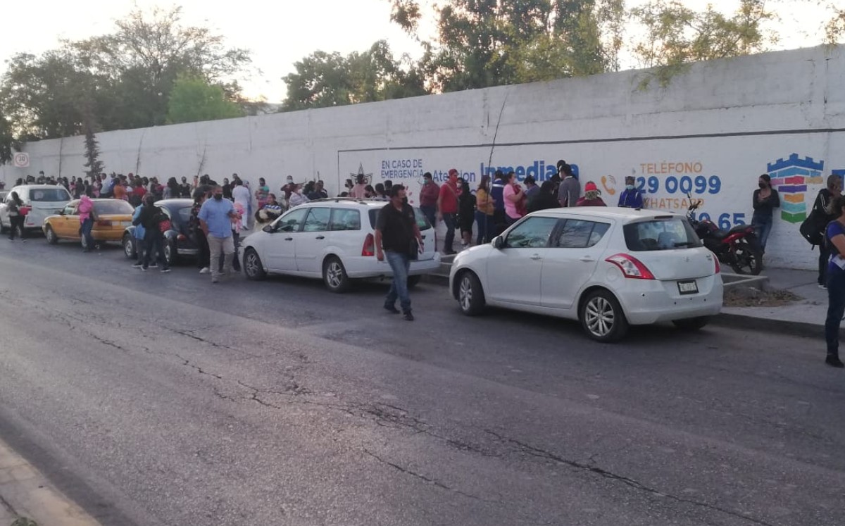 Madres hacen largas filas para que sus hijos reciban vacuna BCG en Torreón