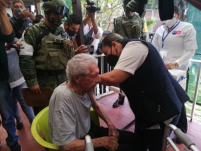 Llevan vacunas a ancianitos hasta sus domicilios y asilos