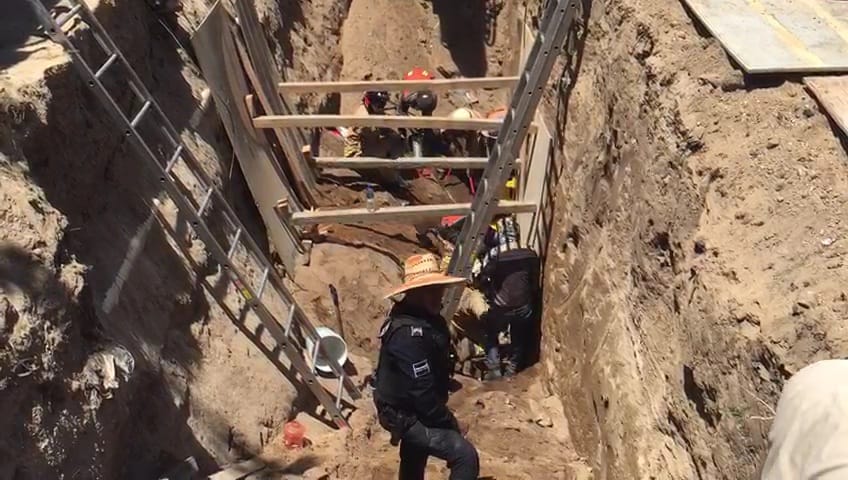 Rescatan a trabajador de derrumbe en construcción de Acuaférico