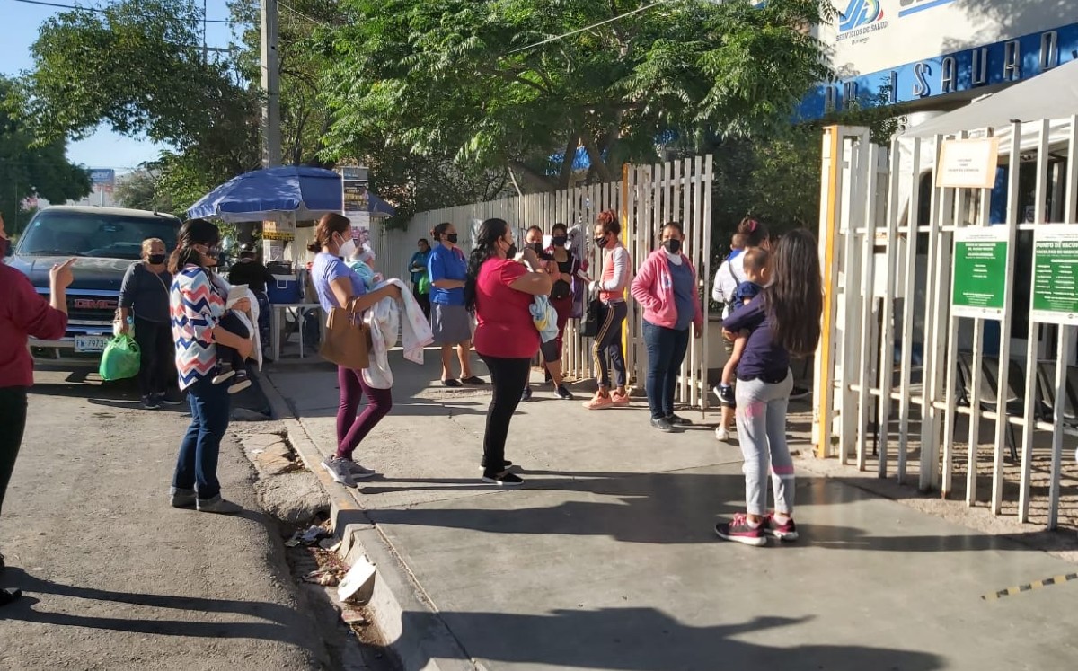Madres de familia hacen largas filas para que sus hijos reciban la vacuna BCG
