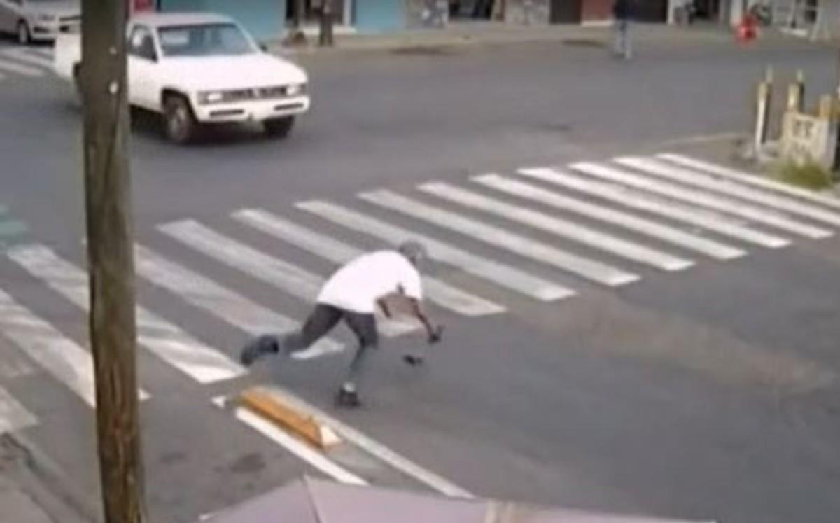 Separador de ciclovía provoca las caídas más chistosas (VIDEO) 