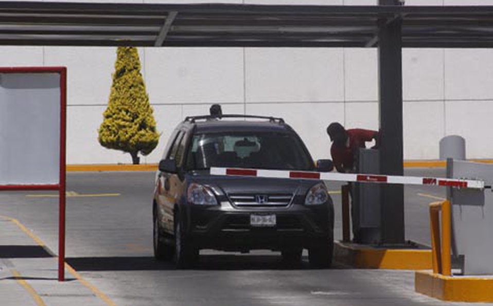 Altos costos de estacionamientos ayudan a controlar el uso desmedido de automóviles. / Reuters