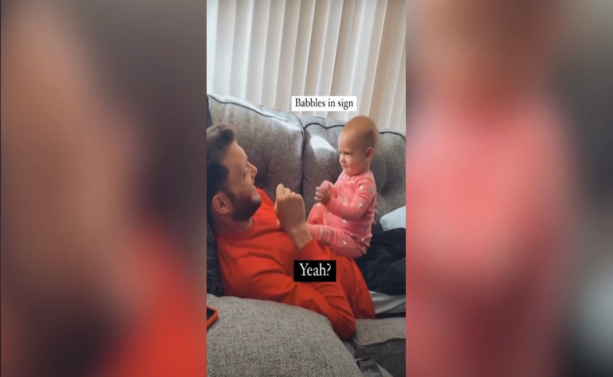 VIDEO: Niña de un año se comunica con su padre con lenguaje de señas