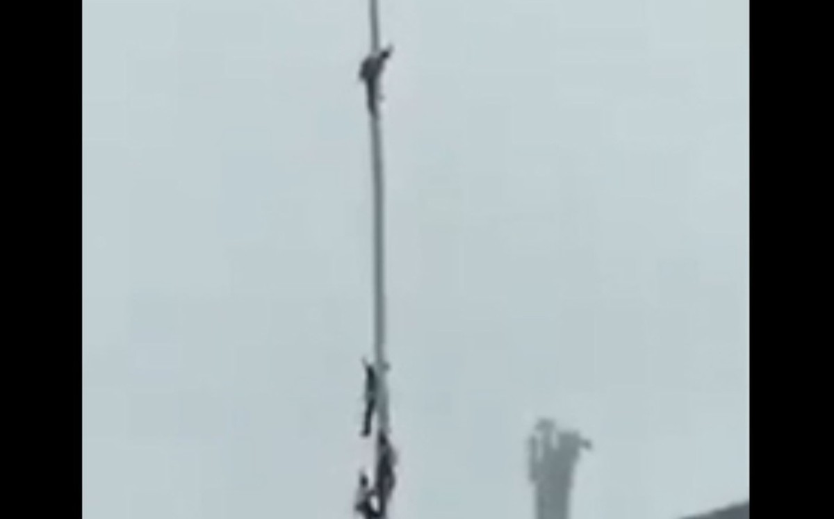 Voladores de Papantla se enredan en el poste durante danza
