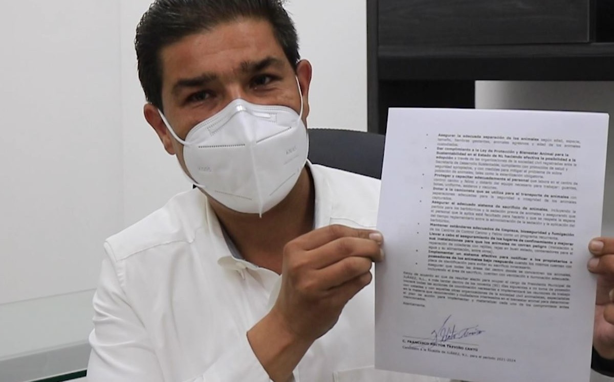 Firma Francisco Treviño compromiso para la protección de animales