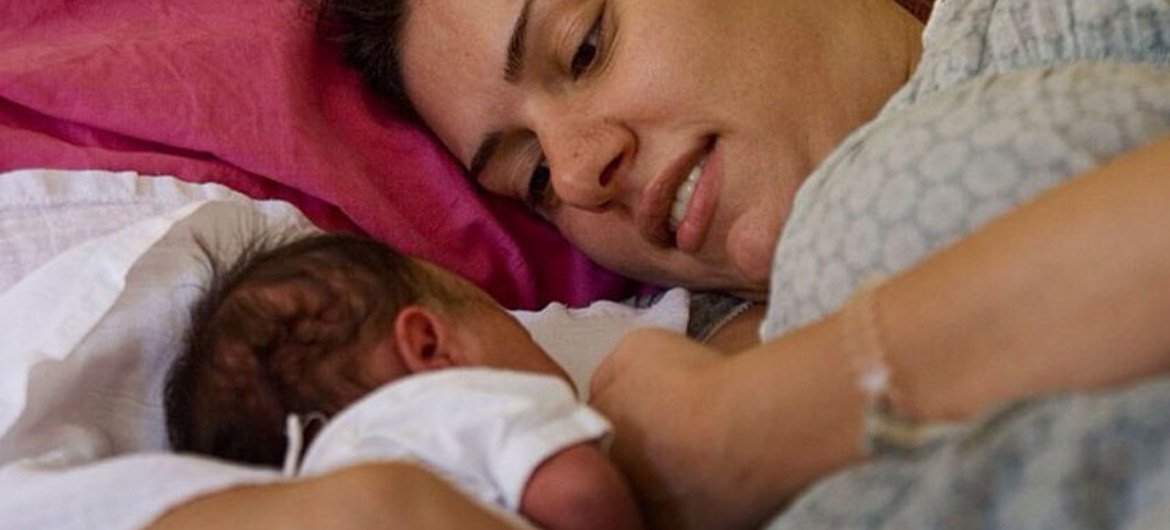 Mujeres lactantes vacunadas con Pfizer transmiten anticuerpos a bebés, afirma estudio