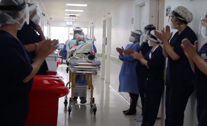 Mujer de 104 años supera el Covid-19 por segunda ocasión pese a ser vacunada