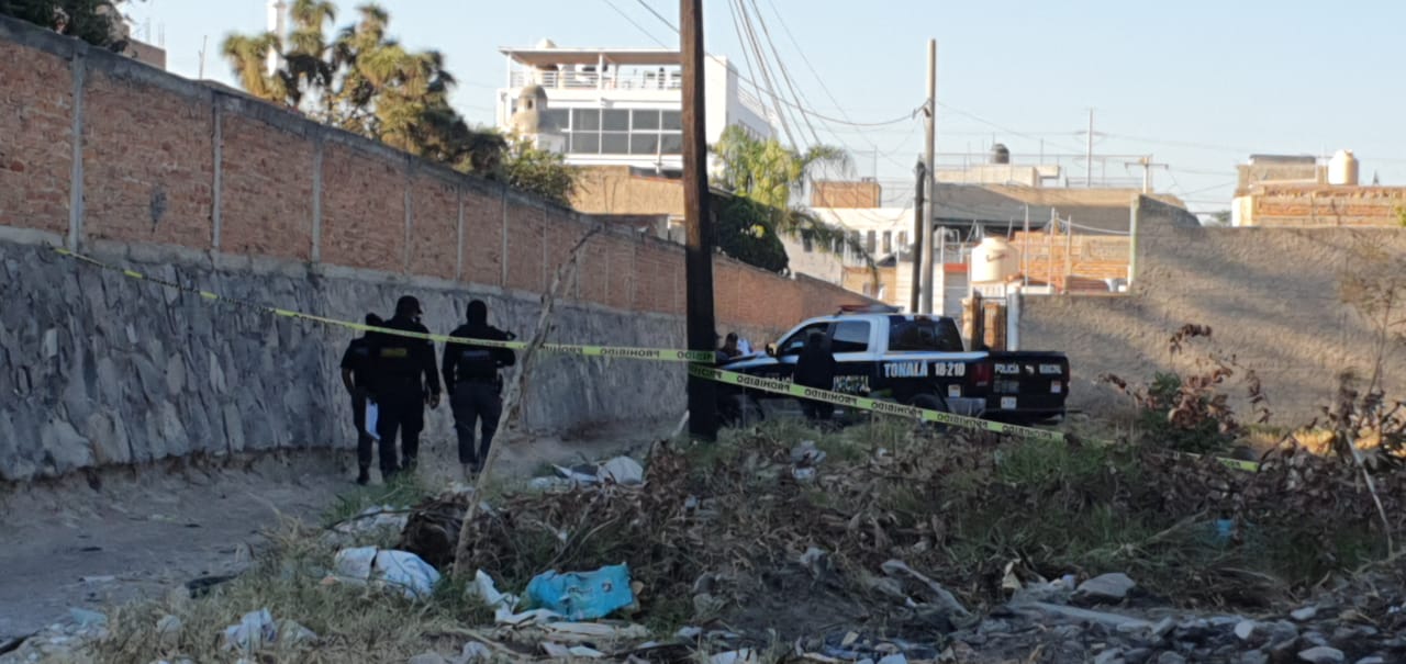 Mientras iba al trabajo encuentra a hombre sin vida y encobijado en la calle