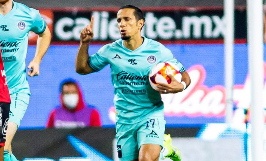 Mazatlán remonta a Xolos con doblete de brasileño Sanvezzo
