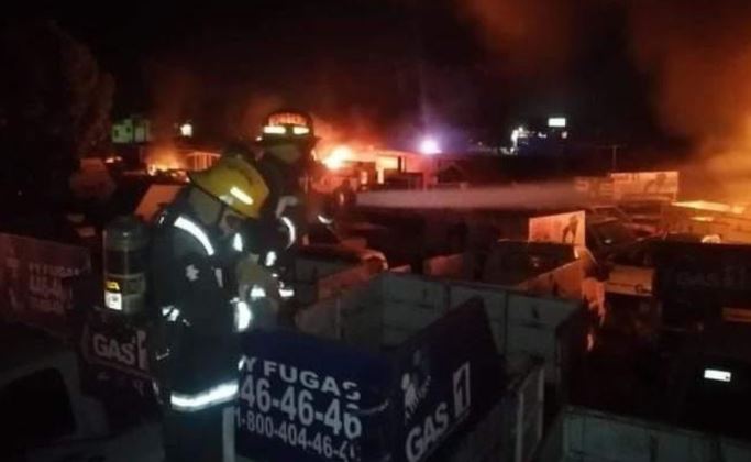 Incendio al exterior de gasera alcanzó diez autos