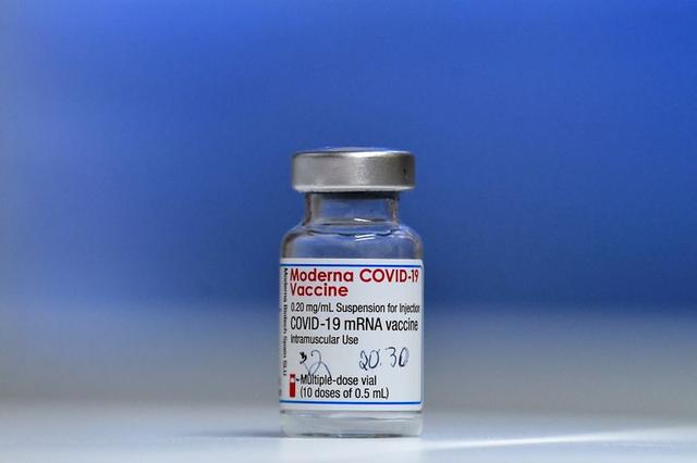 Ensayan tercera dosis de vacuna contra Covid-19 que resistiría variantes