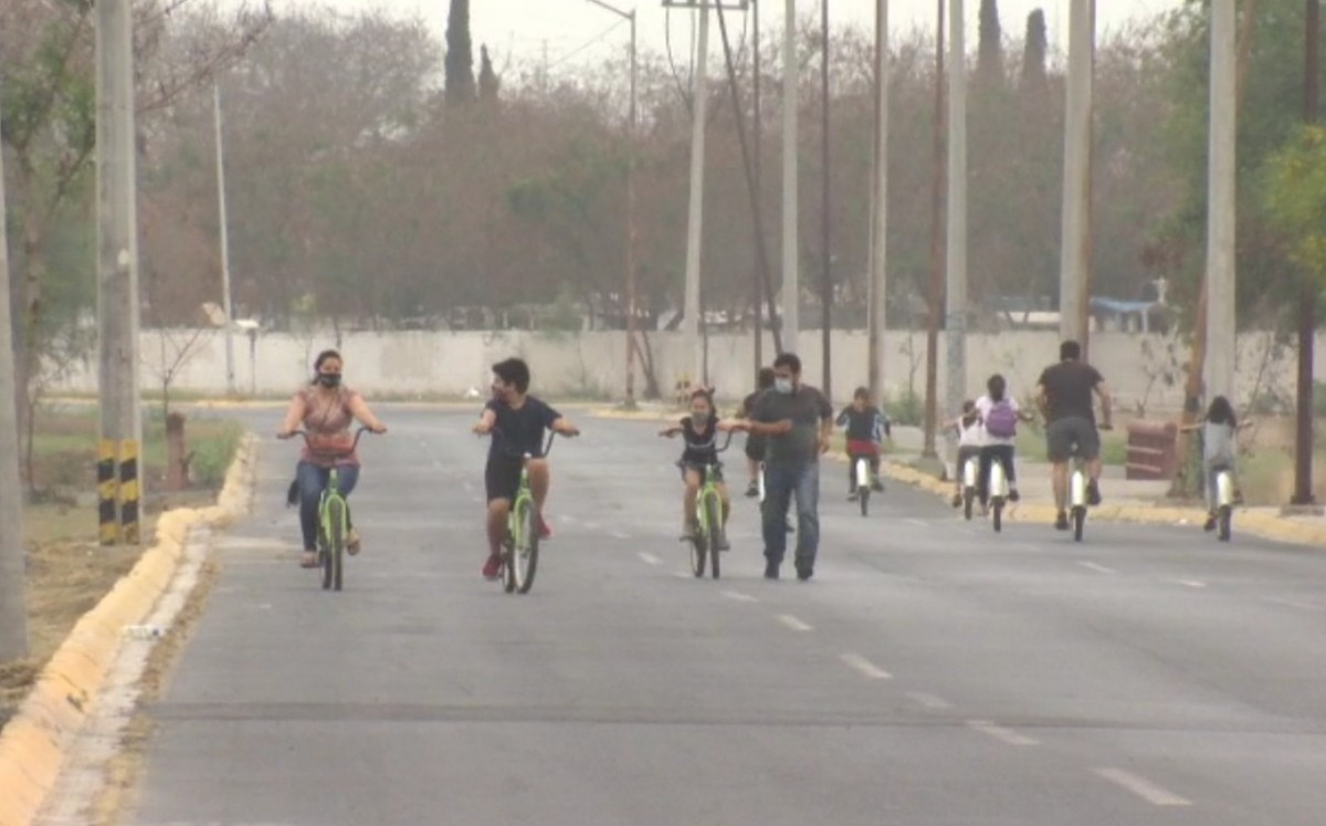 Niños pasean en parque de Escobedo ante levantamiento de restricciones