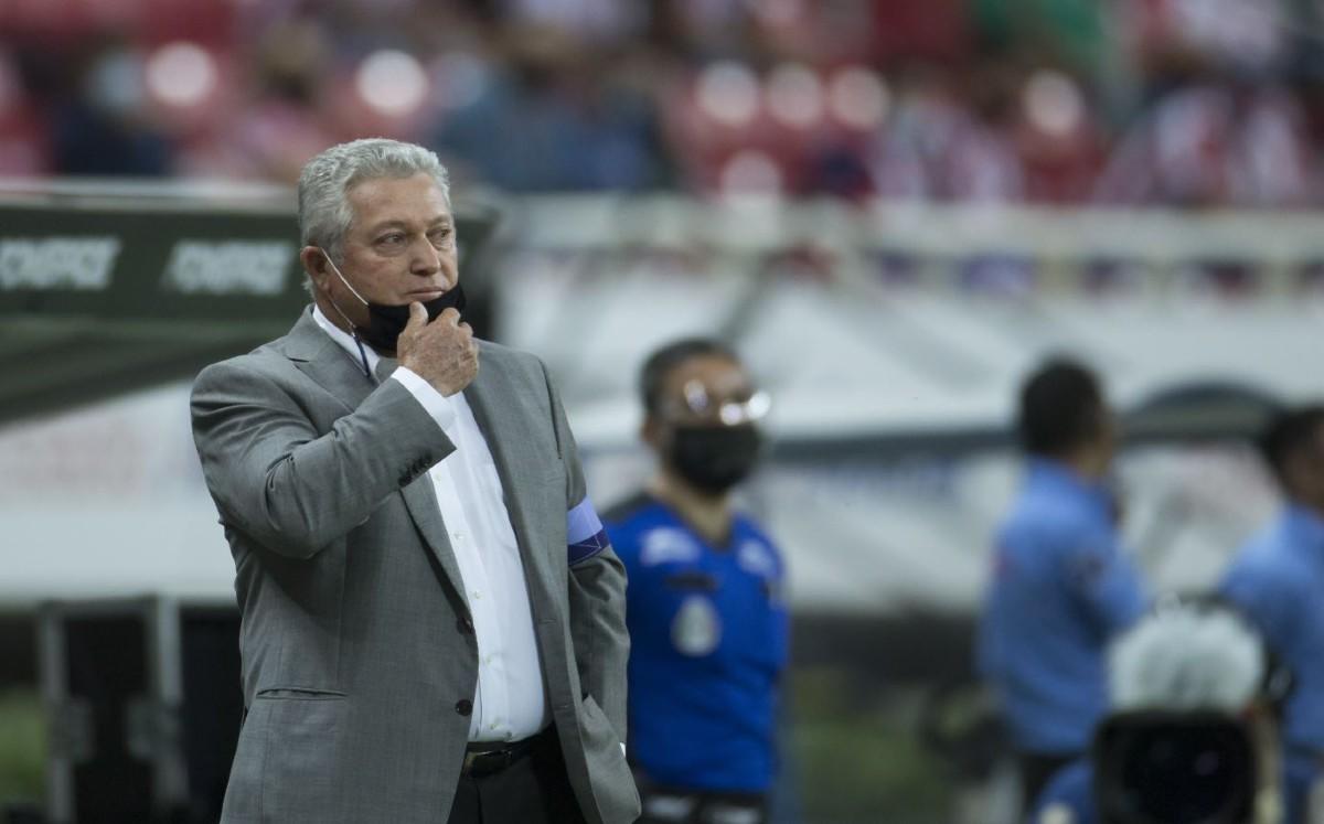Fan recrimina mal torneo de Chivas a Vucetich; DT se disculpa [VIDEO]