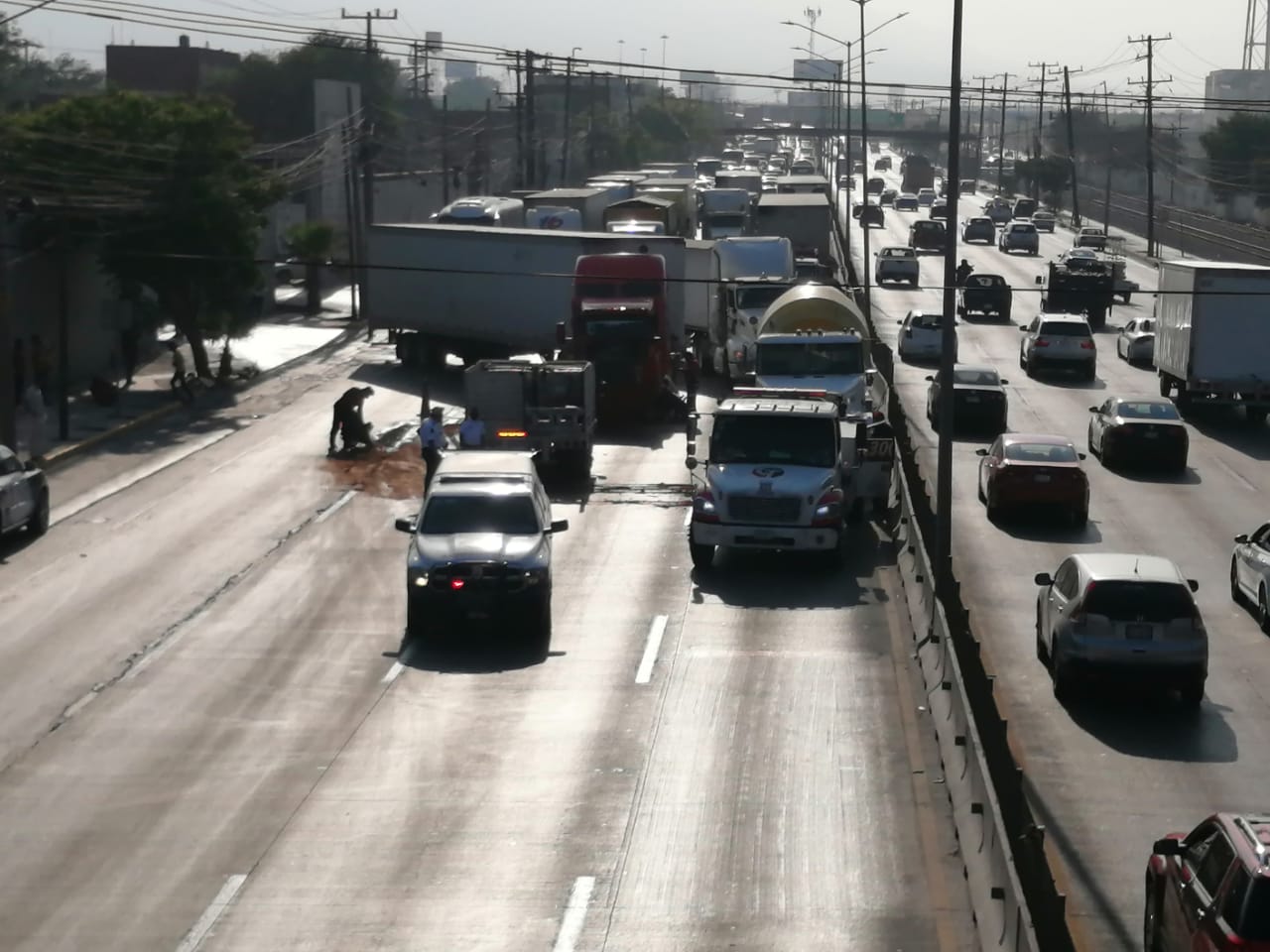 Choque de tráiler y revolvedora colapsa vialidad en el bulevar Díaz Ordaz