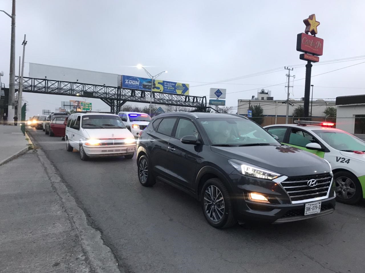 Colapsa vialidad en la avenida Pablo Livas por módulo drive thru de vacunación anticovid
