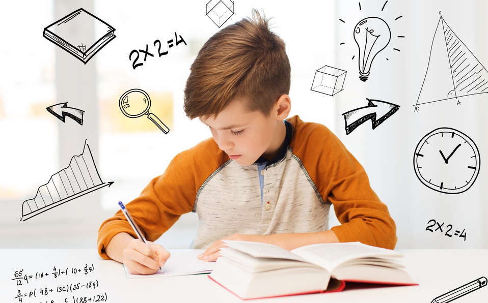 Consecuencias físicas, sociales y emocionales deja estudiar en casa