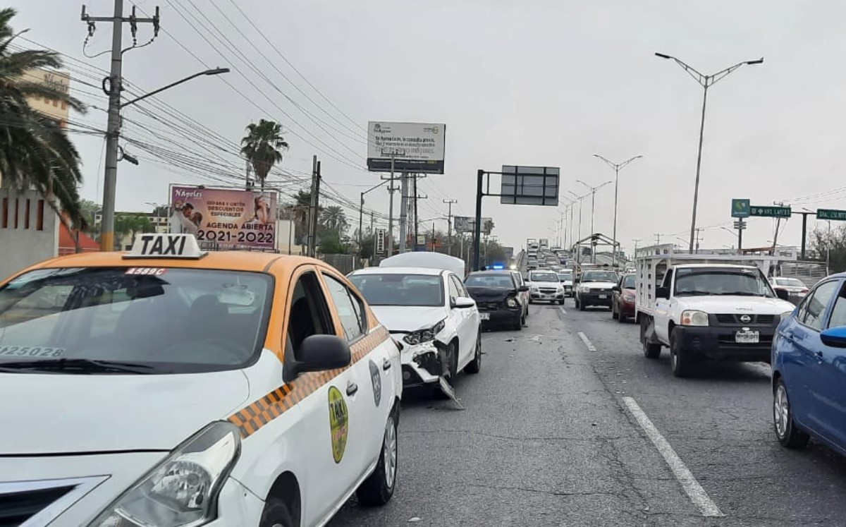 Choque entre 3 autos provoca tráfico sobre la carretera a Laredo