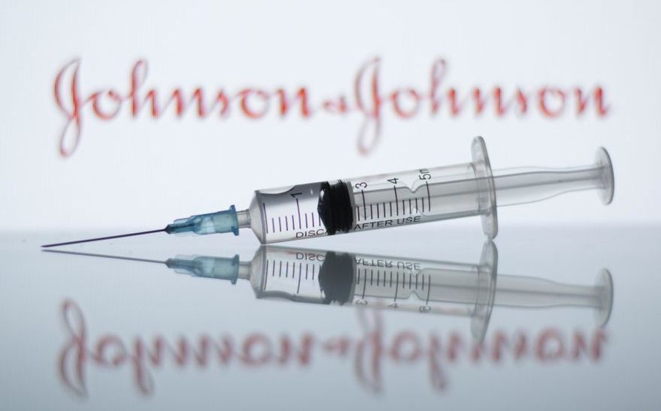 EU pide parar vacunación contra Covid-19 con Johnson & Johnson por casos de trombosis