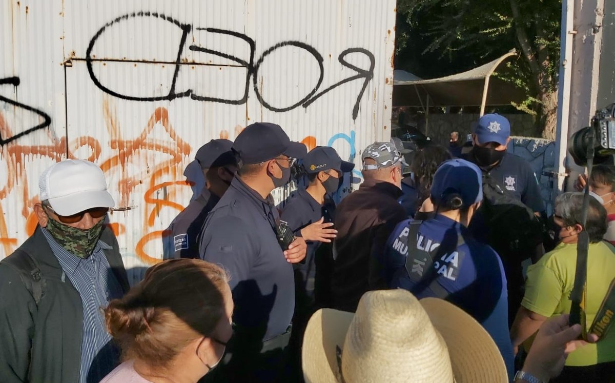 Mala organización en centro de vacunación de Torreón causa pleito
