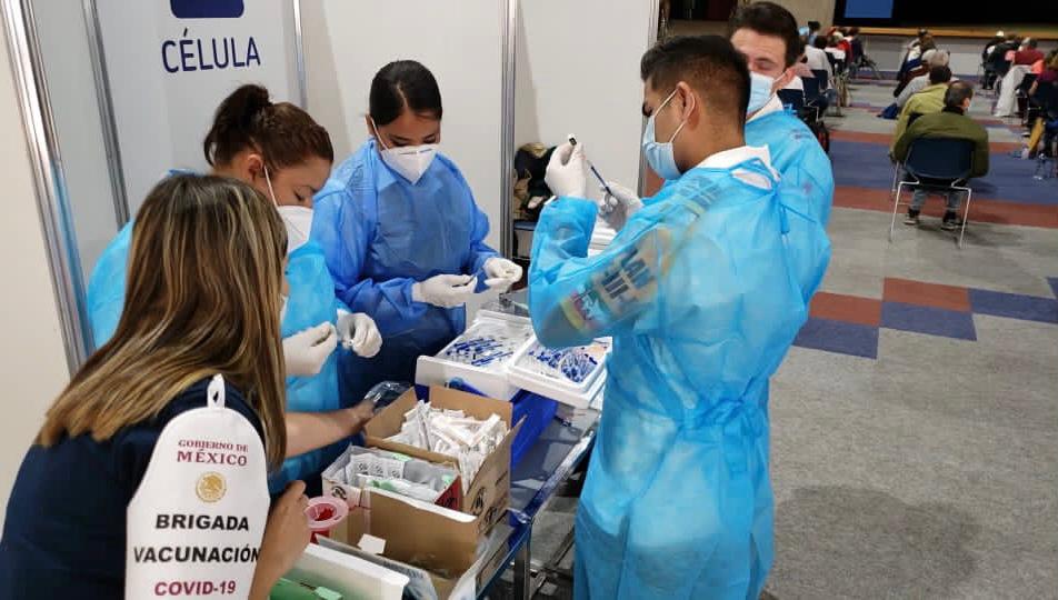Largas filas y caos durante aplicación de segunda dosis en Tlaquepaque