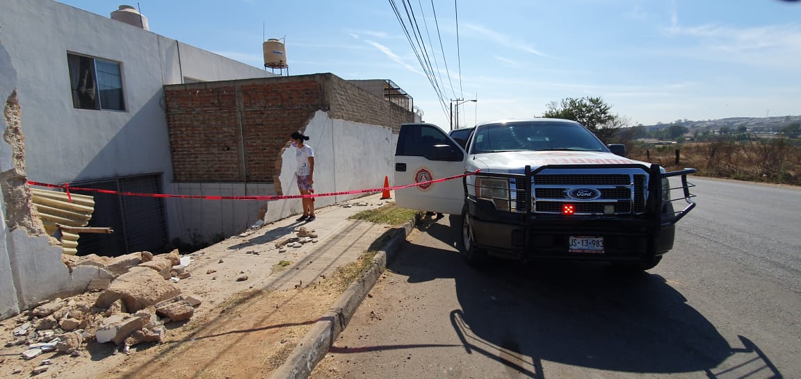 Tráiler derrumba barda de domicilio en Tonalá