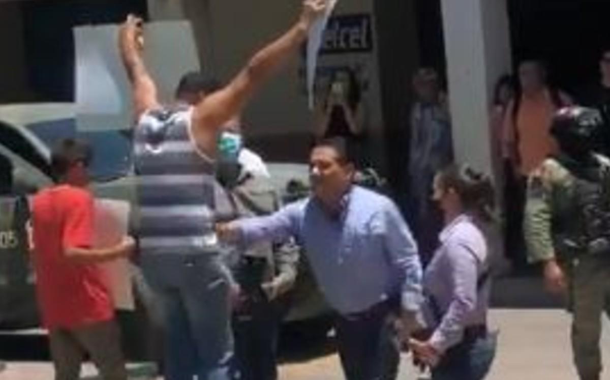 Captan momento en el que gobernador de Michoacán agrede a maestro