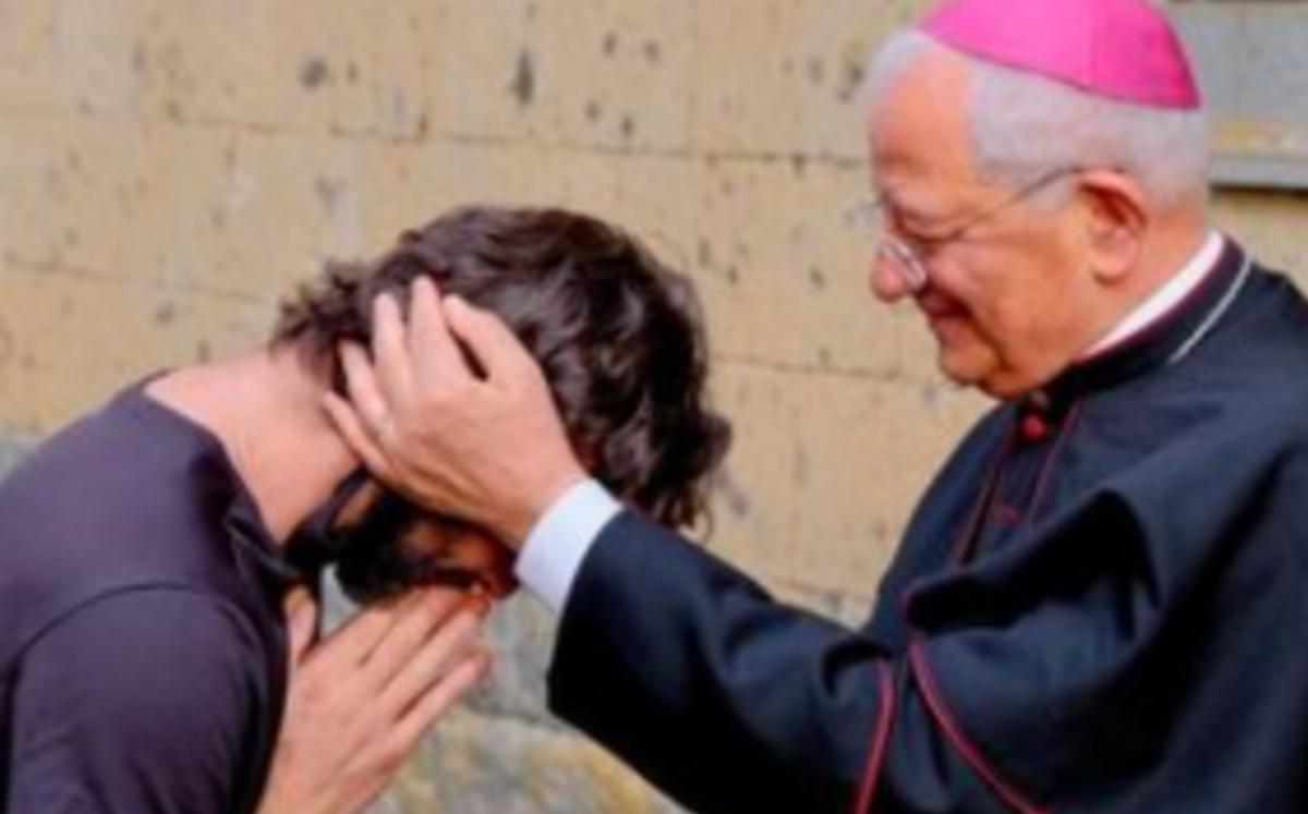 “Quiero vivir este amor”: sacerdote renuncia a la sotana