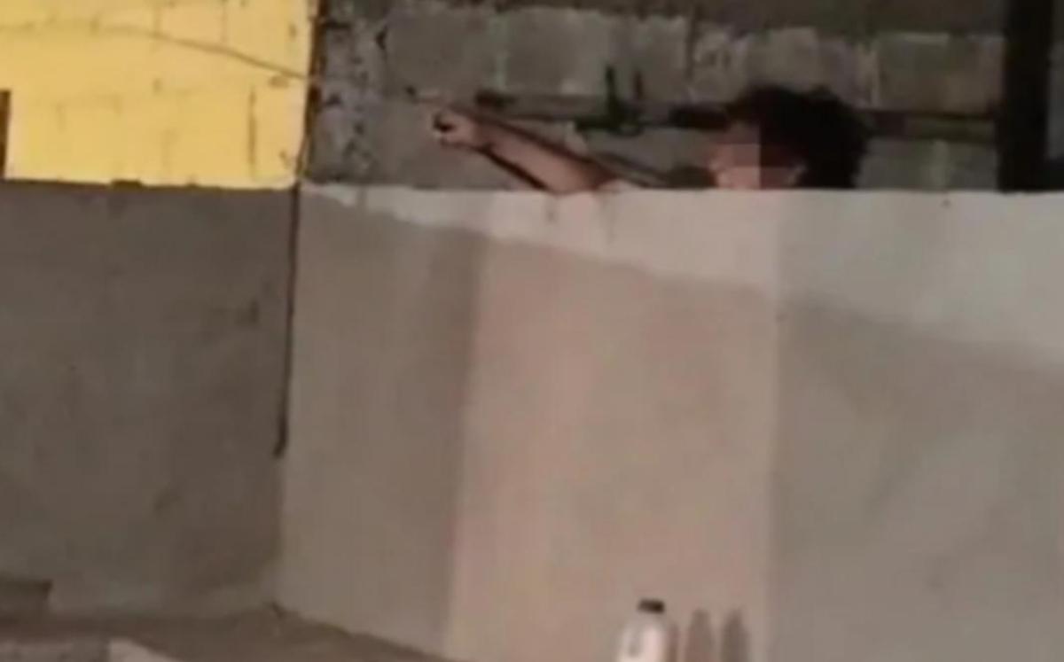 Mujer moja a VECINOS y su CARNE ASADA con una manguera