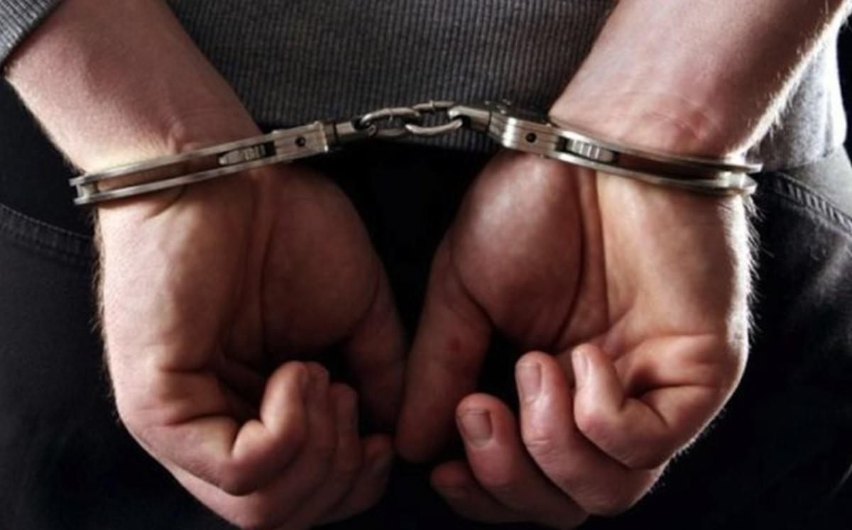 Se involucra en un asesinato y sus padres lo entregan a la policía