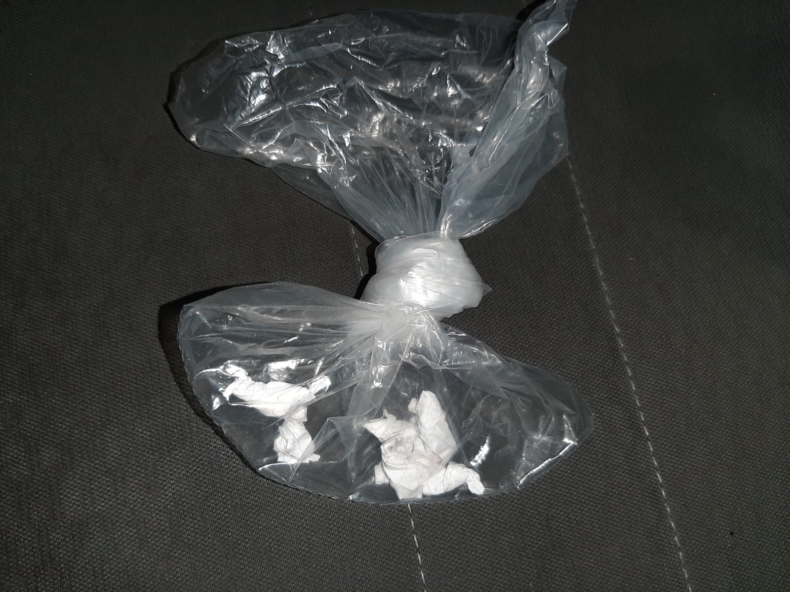 En Monterrey, detienen a hombre por orinar en la calle, pero le encuentran droga