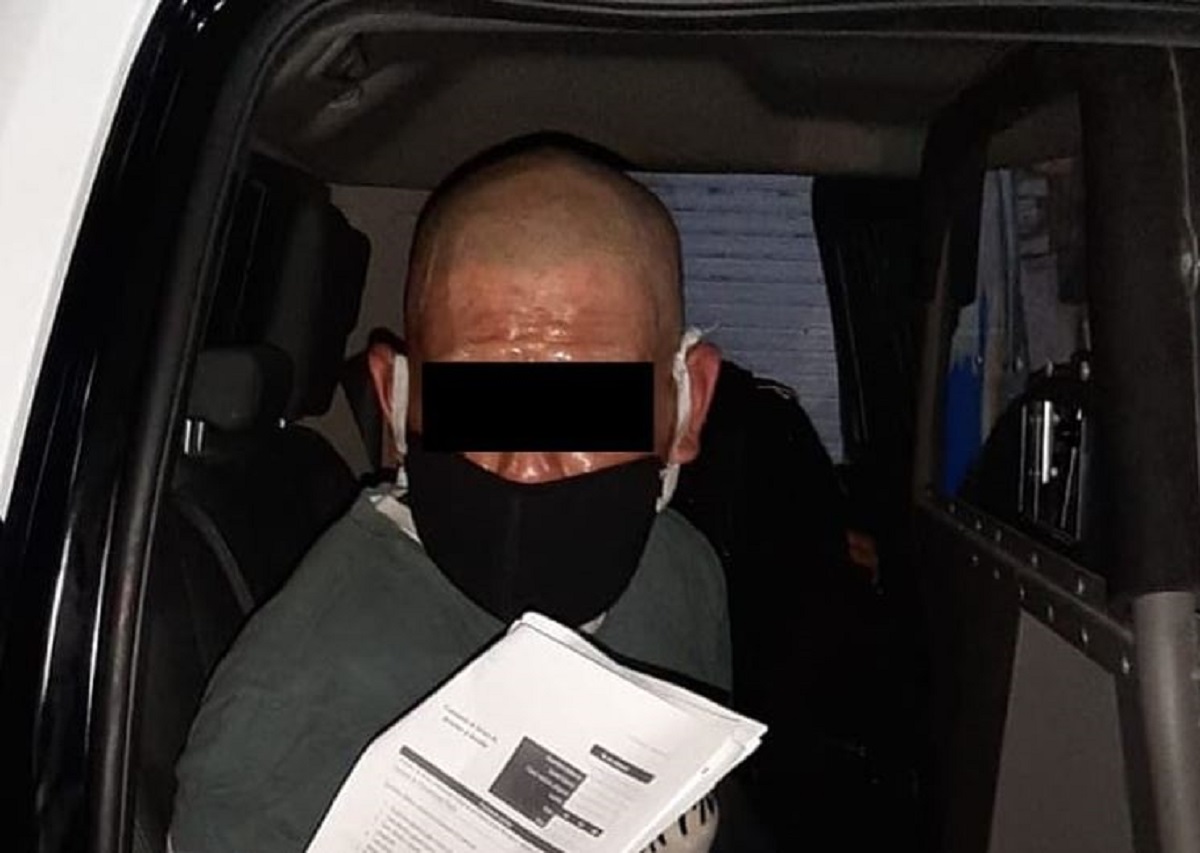 En Monterrey, detienen a hombre por orinar en la calle, pero le encuentran droga