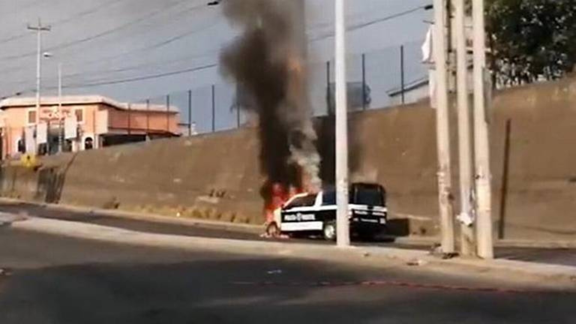 Manifestantes bloquean entrada a Parque Finsa e incendian patrulla