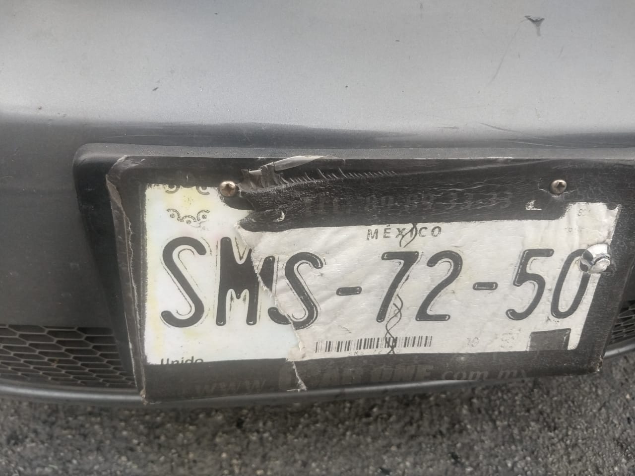 Detienen a mujer por usar copia fotostática como placa delantera de auto en Monterrey