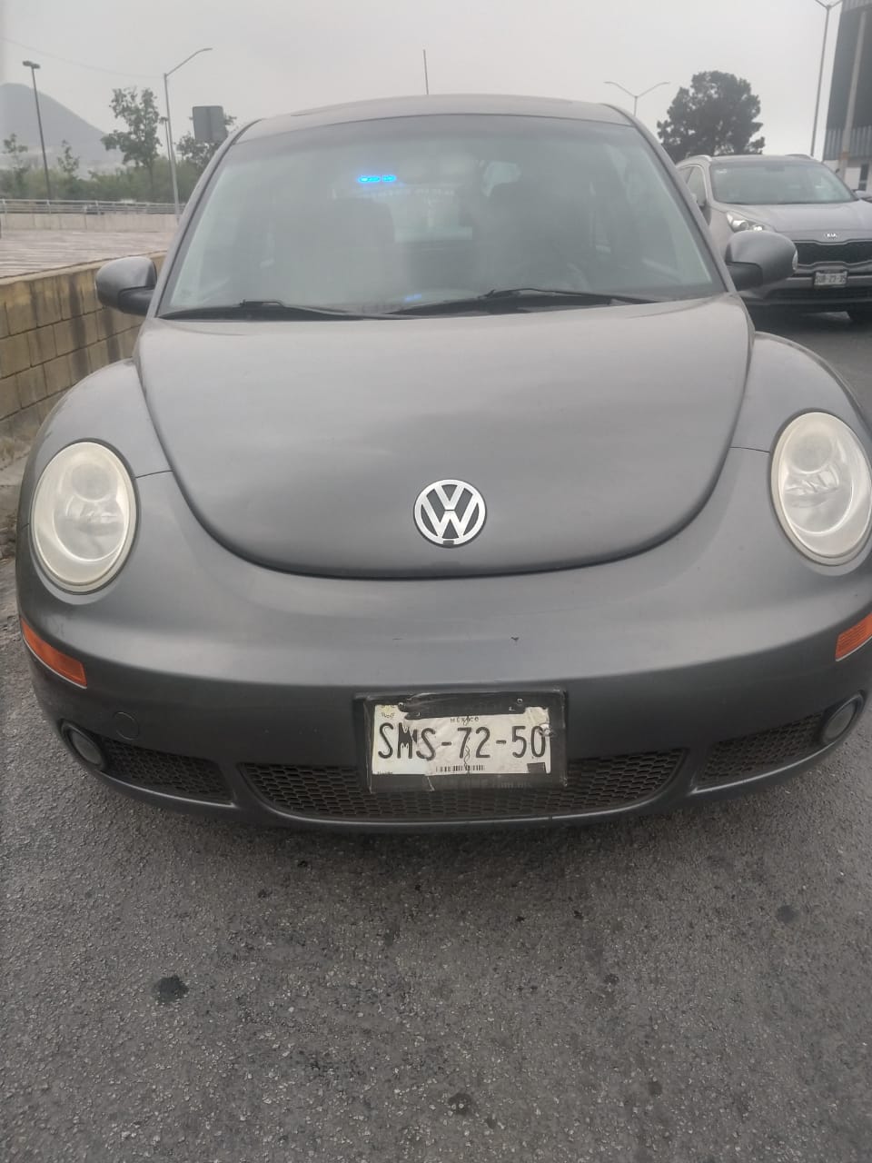 Detienen a mujer por usar copia fotostática como placa delantera de auto en Monterrey