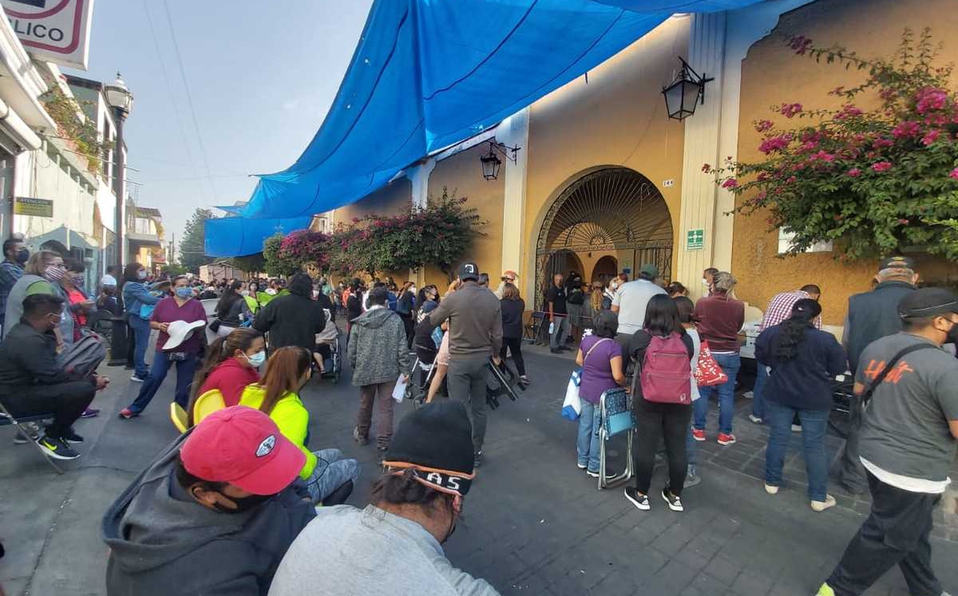 Persisten largas filas y caos en vacunación en Tlaquepaque