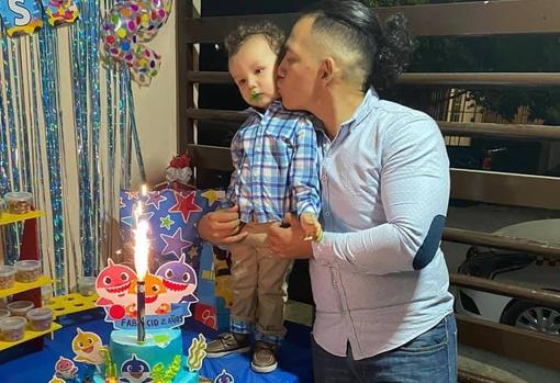 Papá cría solo a su hijo; la madre no lo quiso tener
