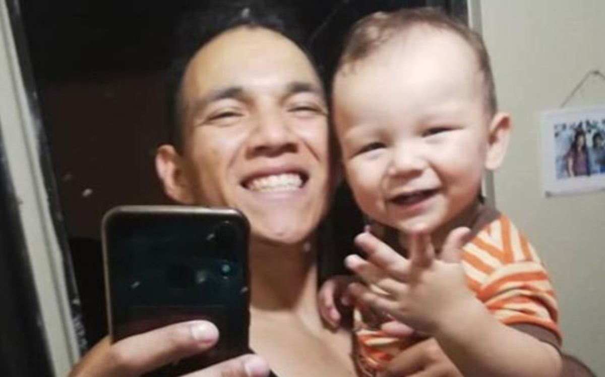 Papá cría solo a su hijo; la madre no lo quiso tener
