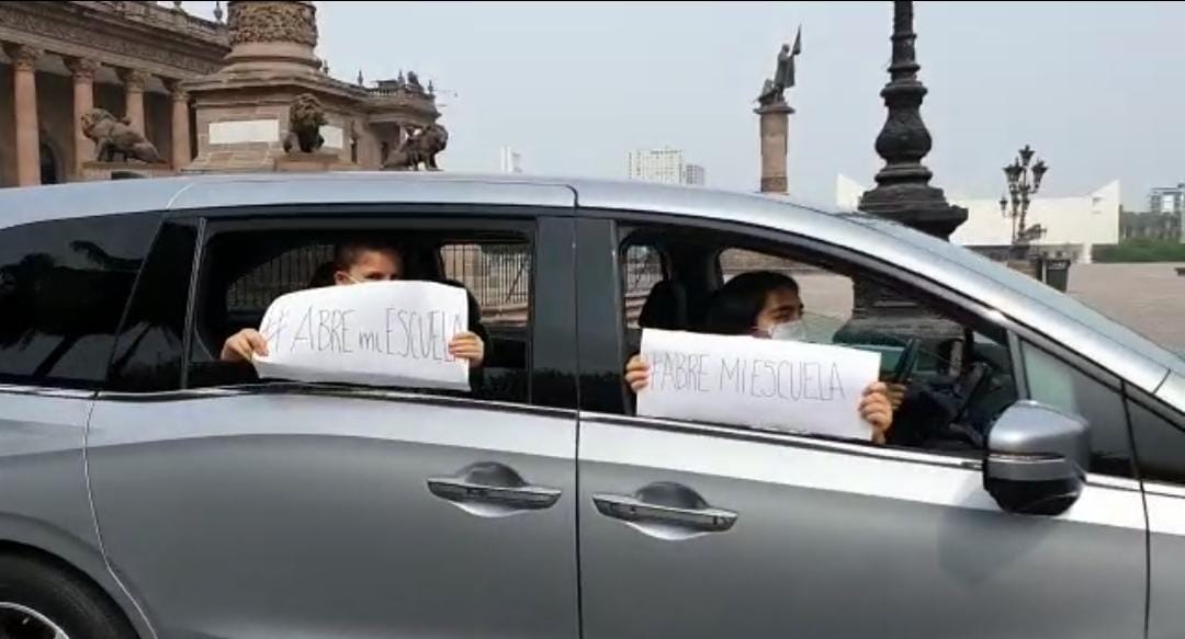 Con caravana, padres de familia exigen al Gobierno Estatal reabrir escuelas