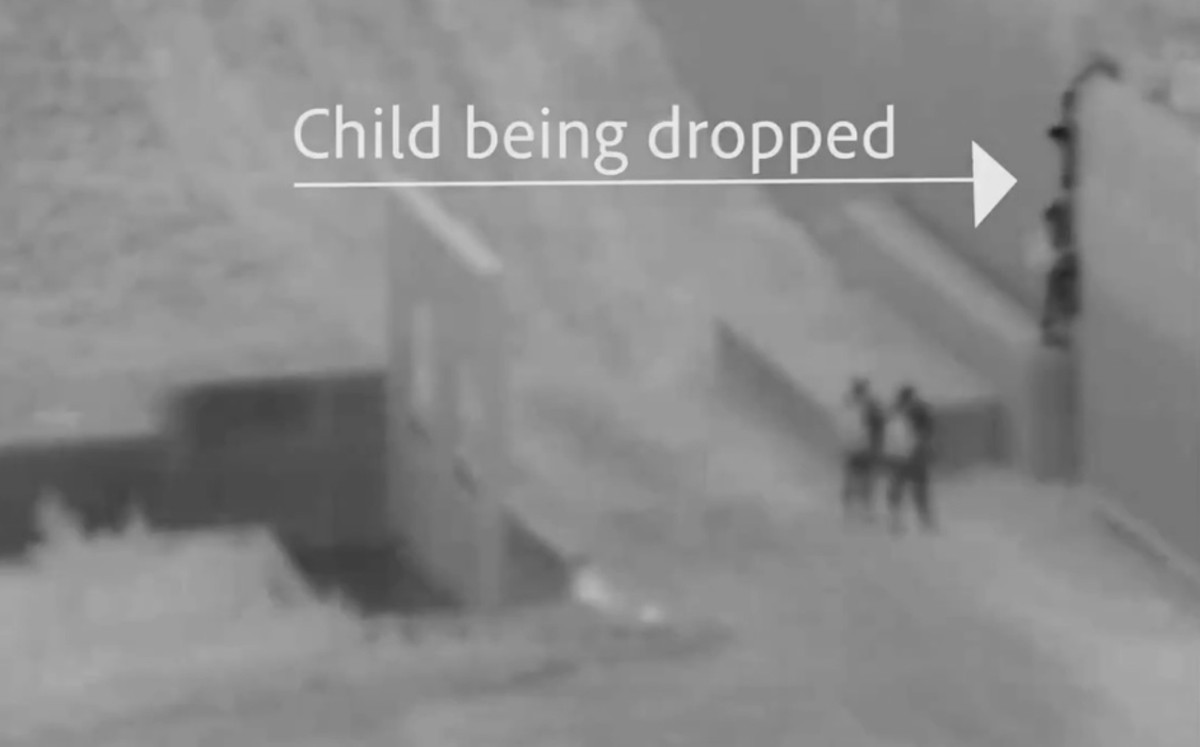 Traficante lanza a un bebé de dos años por muro fronterizo; policías graban video

 