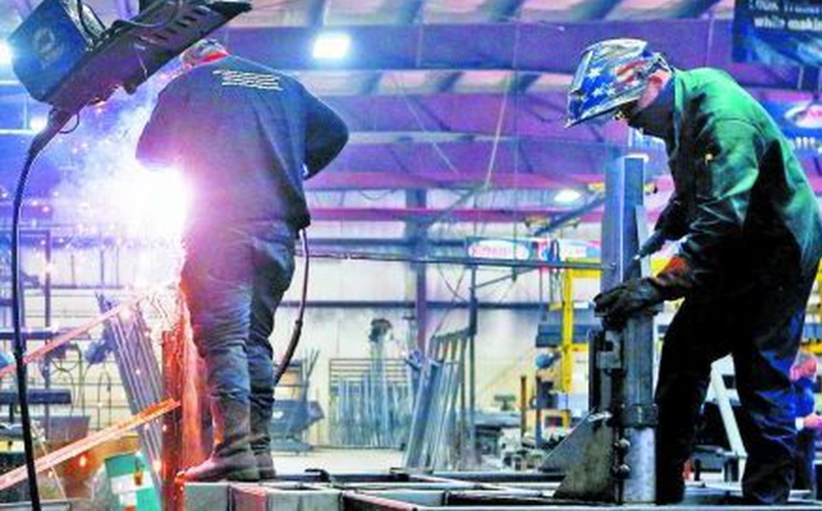 Vacunación relámpago en EU impulsa empleo y gasto