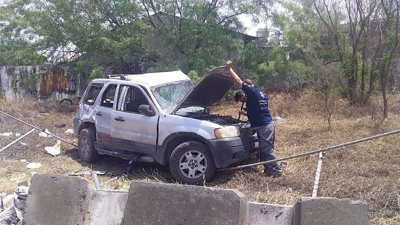 Conductor pierde el control al volante y vuelca; hay dos lesionados ...