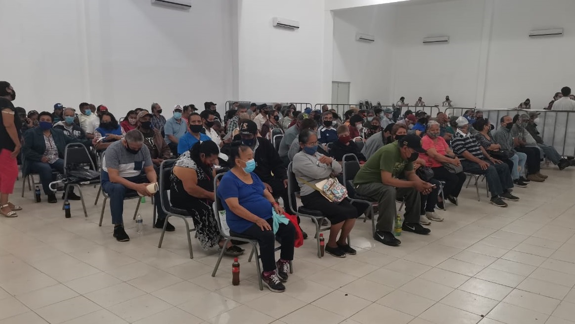 Pese a lluvia, adultos mayores acuden a aplicarse la segunda dosis de vacuna anticovid en Pesquería