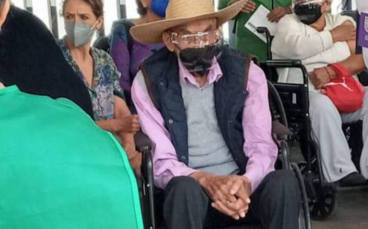 Ex presidente Luis Echeverría Álvarez es vacunado contra Covid-19 en CdMx