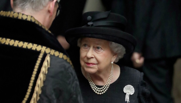 Entierran al príncipe Felipe; la reina se sienta a solas