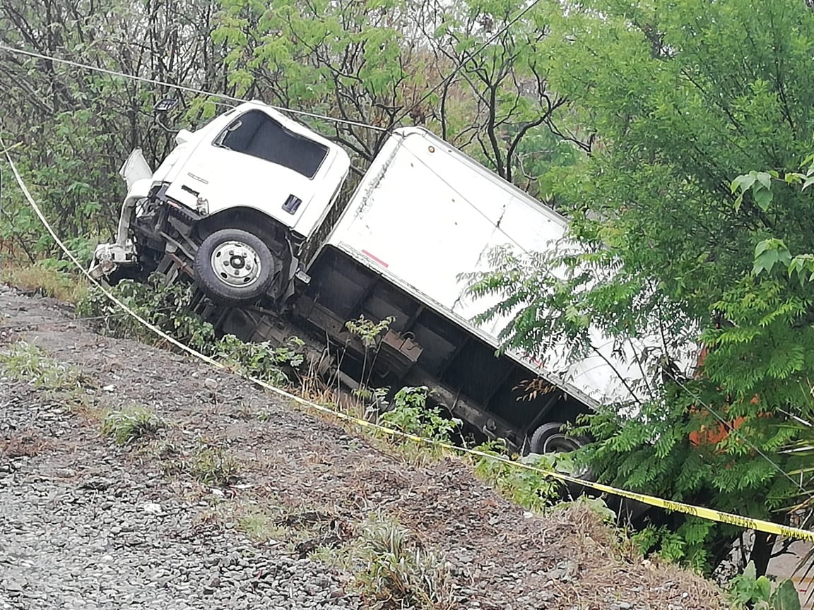 Muere un chofer tras chocar y volcar su camión en la Carretera Nacional
