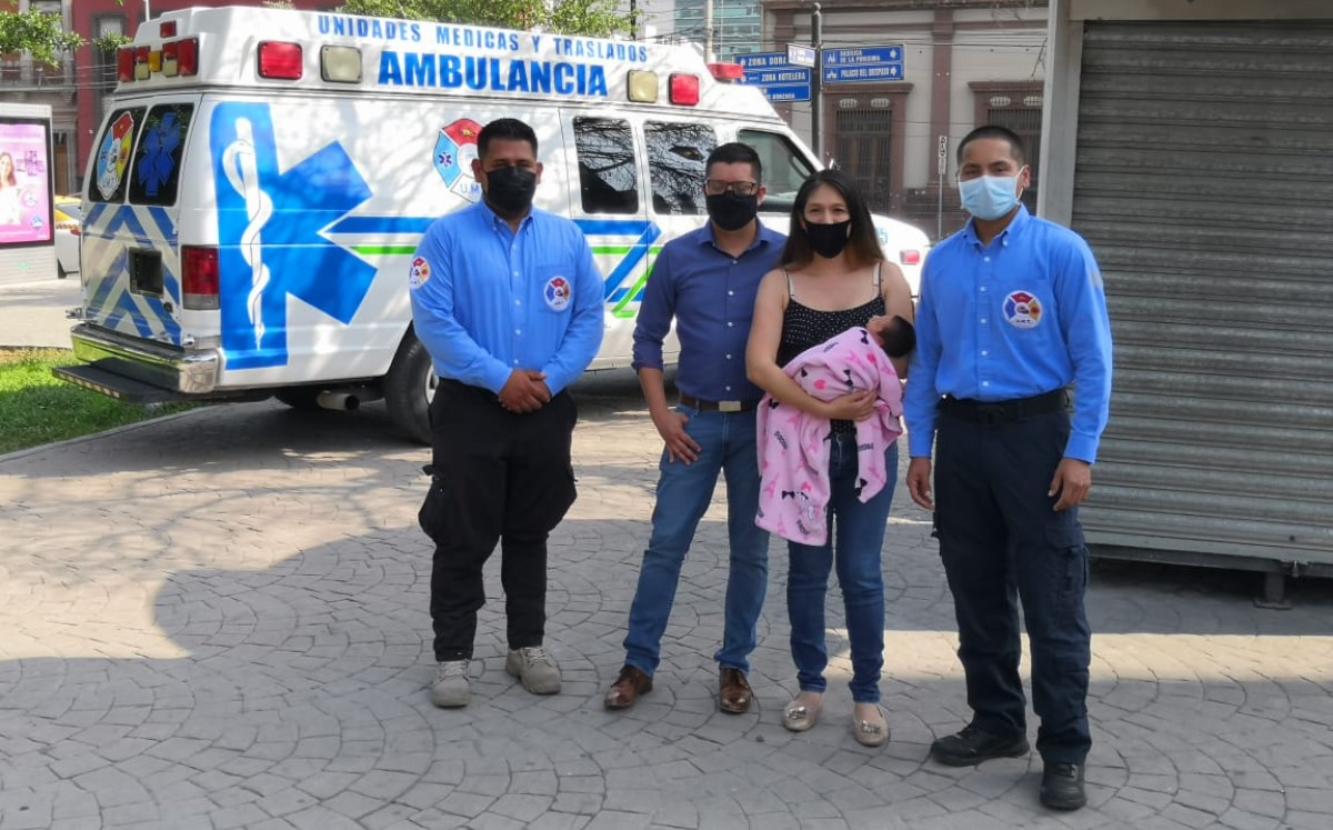 Paramédicos se convierten en héroes y salvan a recién nacida que había dejado de respirar en Juárez