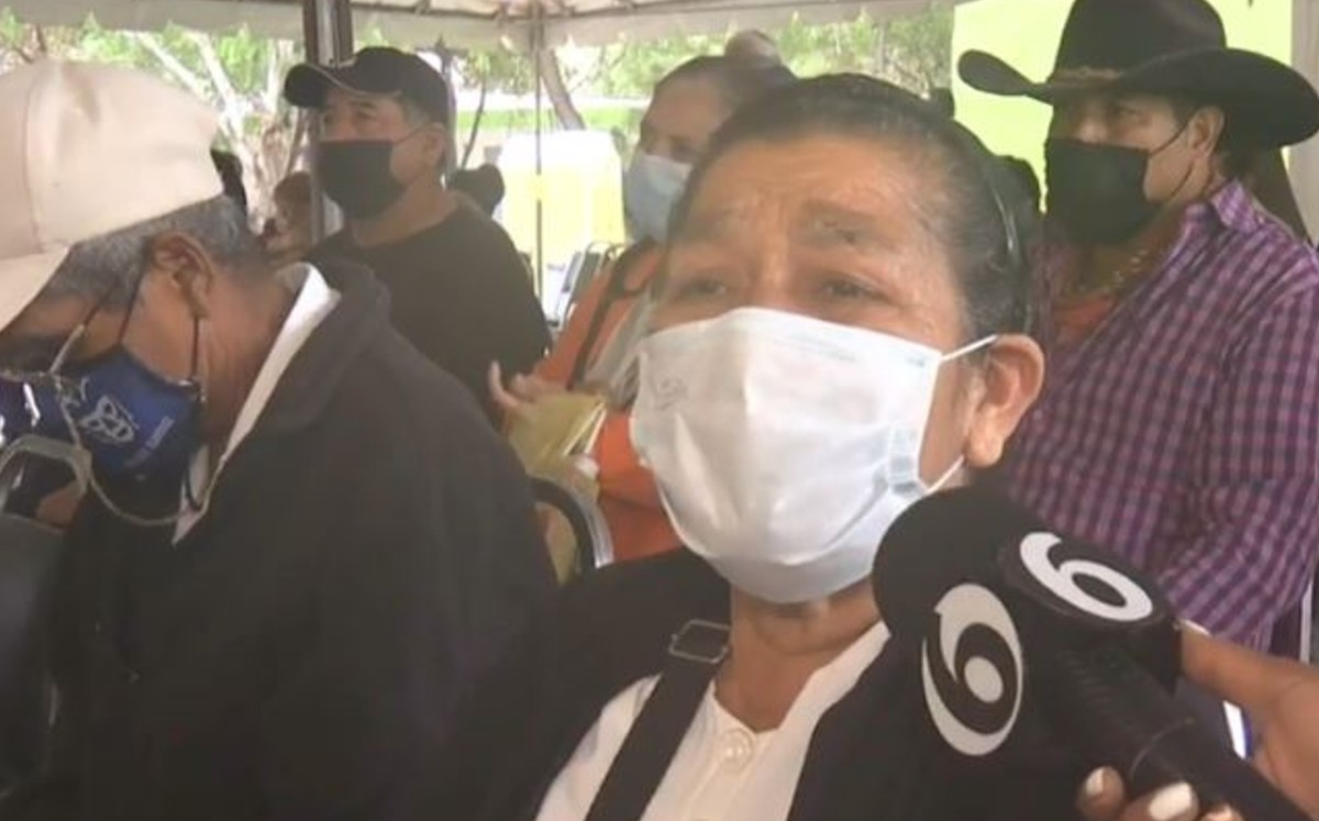 Doña Graciela al borde del llanto tras recibir vacuna contra Covid-19 en Monterrey